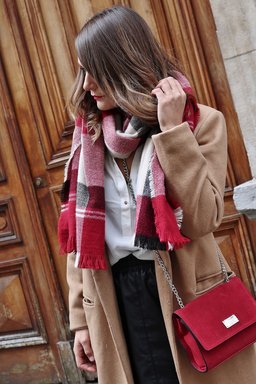 pauline dress blog mode déco lifestyle besancon tenue octobre 2017 cuissardes jupe similicuir blouse blanche manteau camel sac rouge grosse echarpe zoom