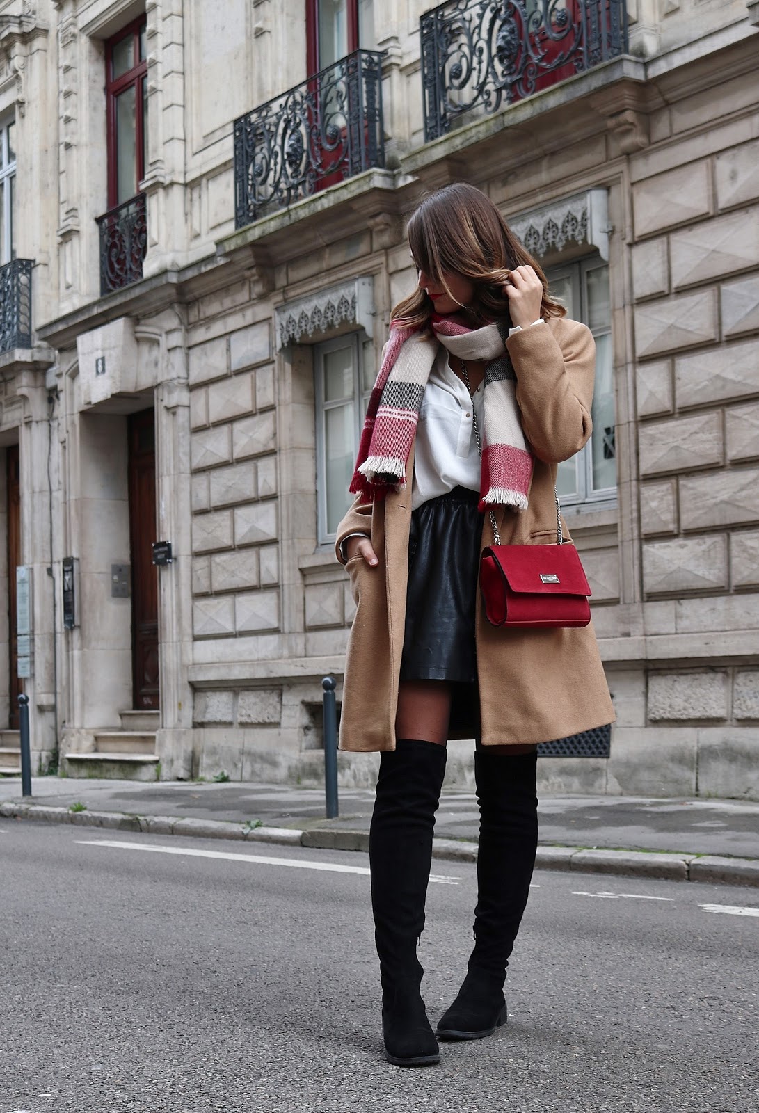 pauline dress blog mode déco lifestyle besancon tenue octobre 2017 cuissardes jupe similicuir blouse blanche manteau camel sac rouge grosse echarpe rue Besançon