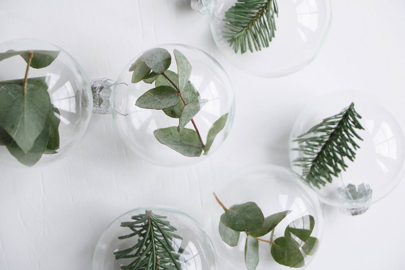 table-theme-fetes-noel-christmas-nature-feuilles-bougie-eucalyptus