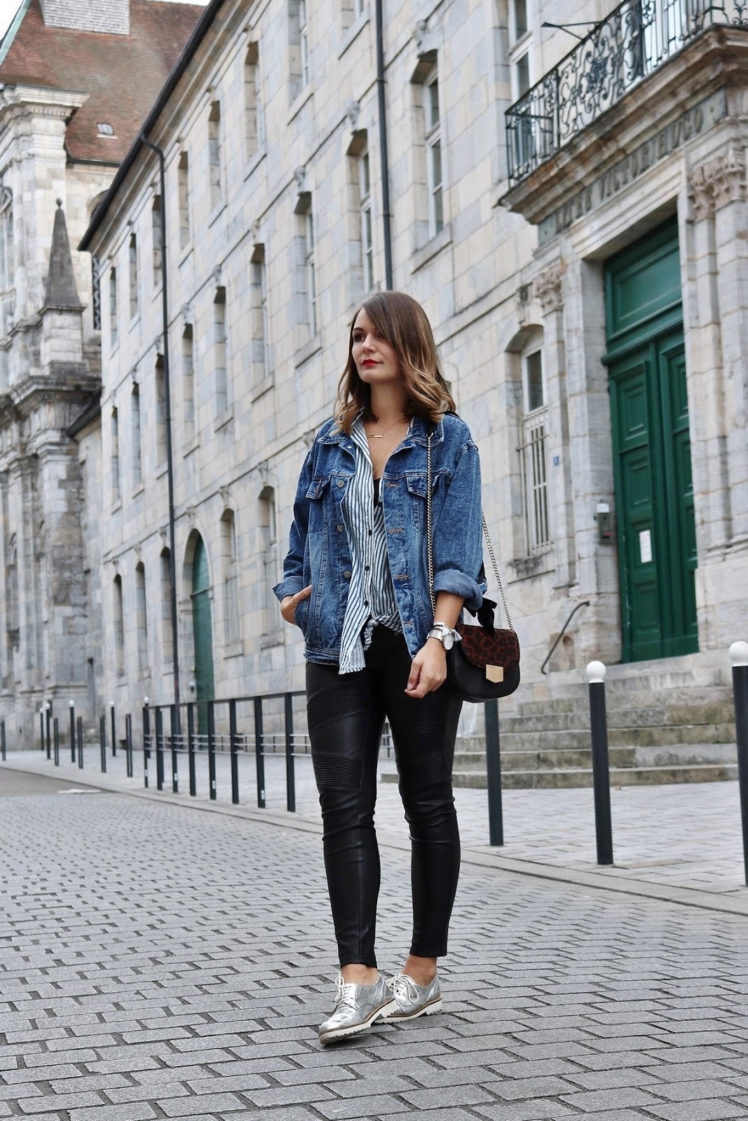 pauline-dress-tenue-look-besancon-veste-denim-lace-up-noir-tregging-chemise-rayee-sac-leo-pied