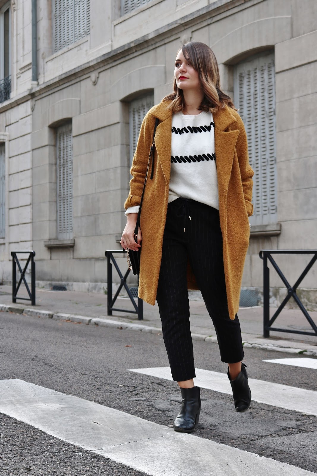 pauline-dress-blog-mode-tenue-en-manteau-moutarde-hiver-automne-2017-pull-jogger