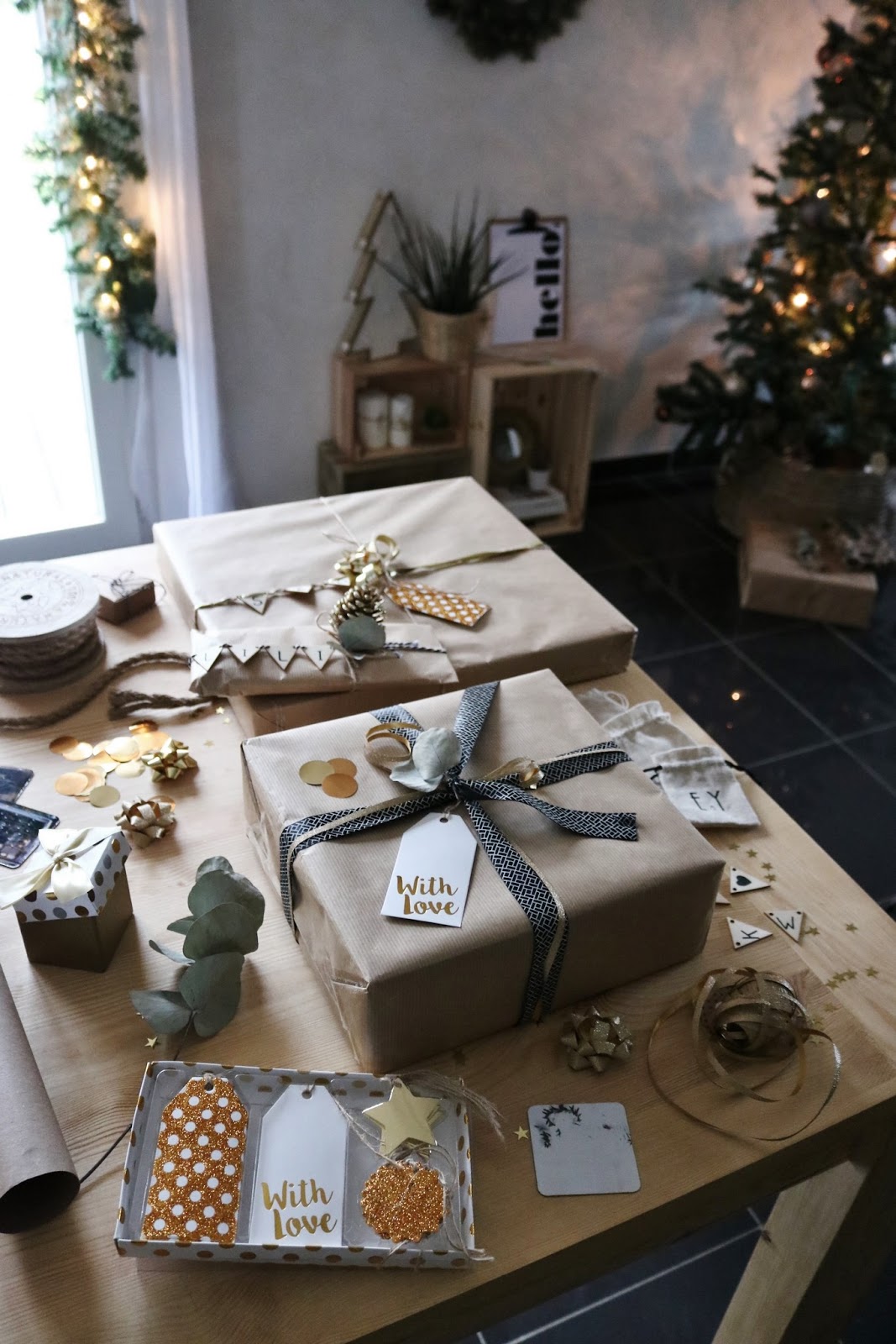 pauline-dress-besancon-noel-emballages-cadeaux-gift-christmas-2017-2018-kraft-nature-sapin-panier-garni-ruban-decore-etoile-dore-or-action-hema