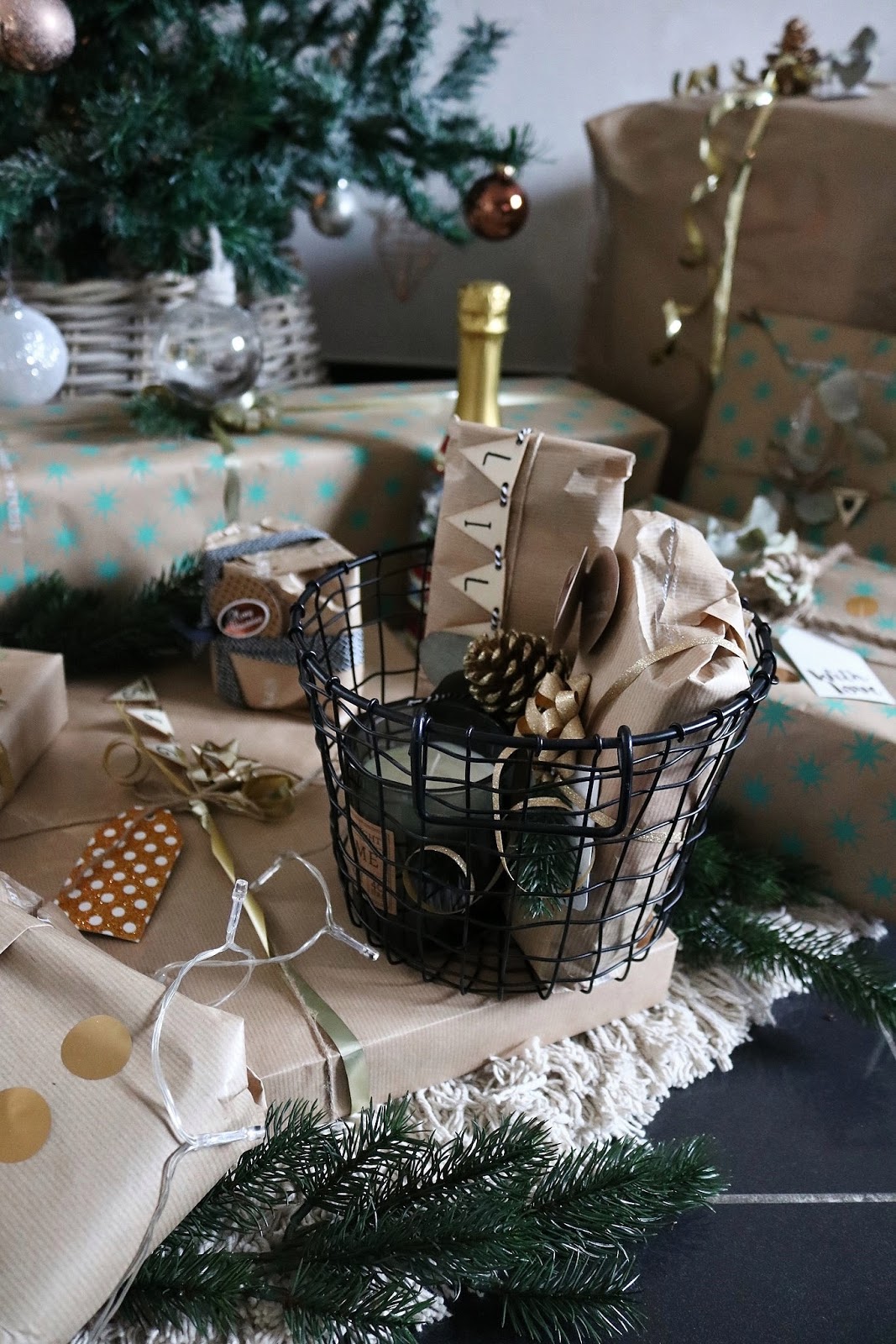 pauline-dress-besancon-noel-emballages-cadeaux-gift-christmas-2017-2018-kraft-nature-sapin-panier-garni-ruban-decore-etoile-dore-or-action-hema