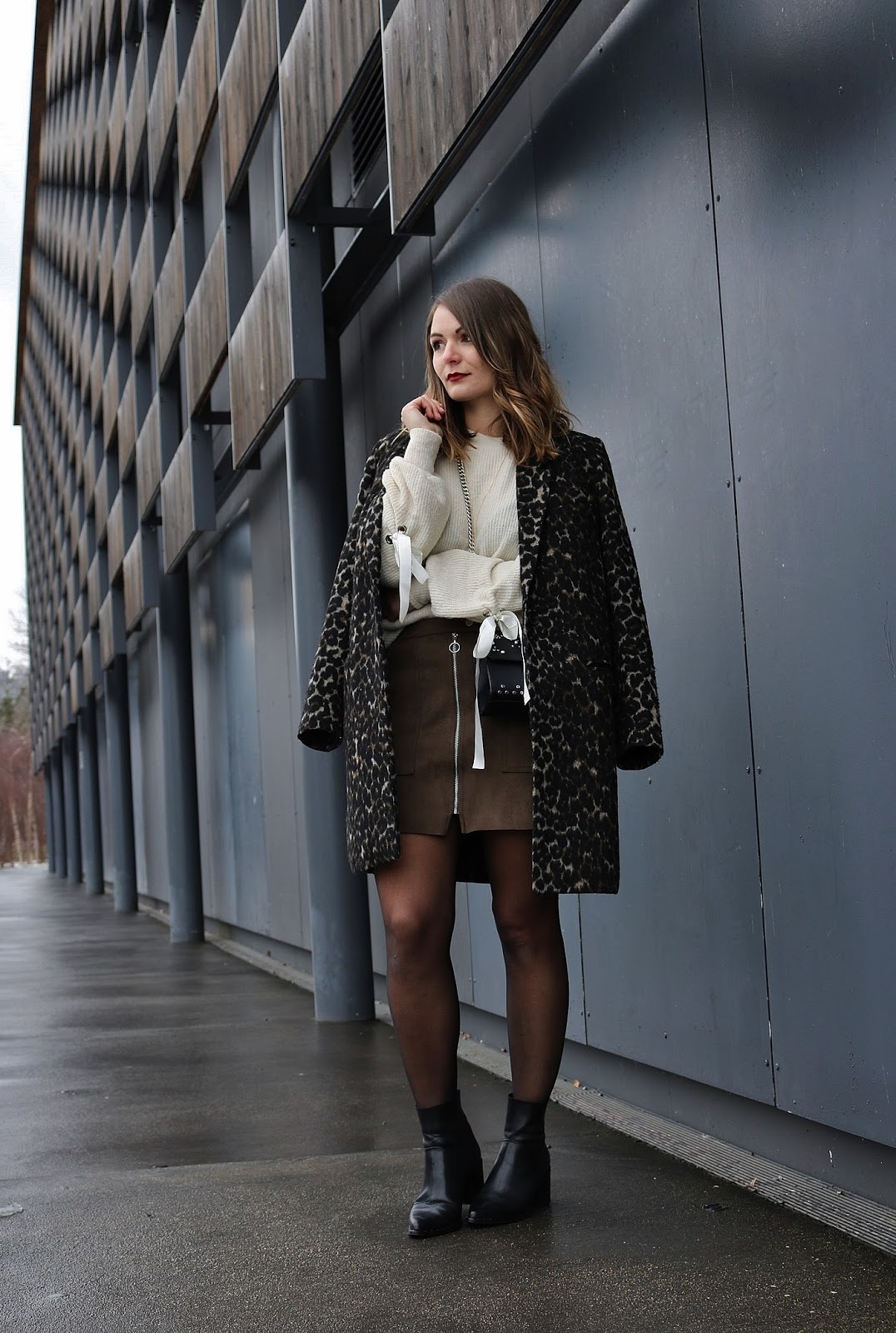 pauline-dress-blog-mode-deco-lifestyle-besancon-frac-cite-des-arts-jupe-kaki-outfit-look-tenue-du-jour-fille-manteau-leopard-leo-zip-kaki-pull-lace-up-sac-noir-perles