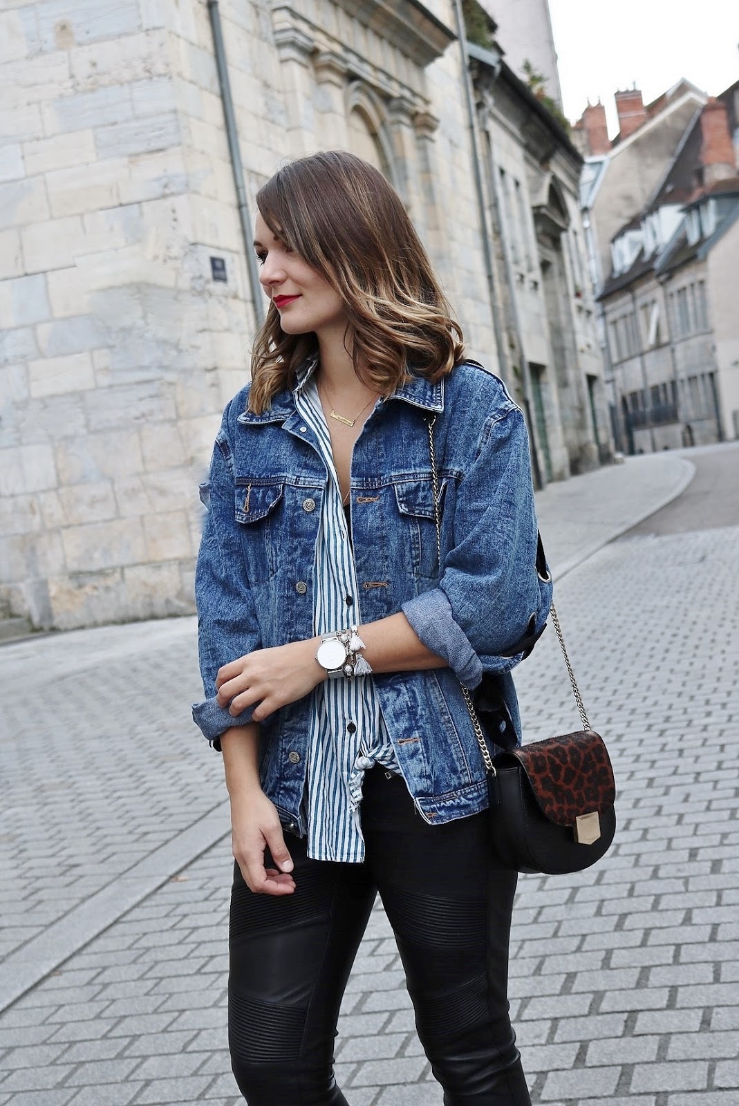 pauline-dress-tenue-look-besancon-veste-denim-lace-up-noir-tregging-chemise-rayee-sac-leo-zoom-corps
