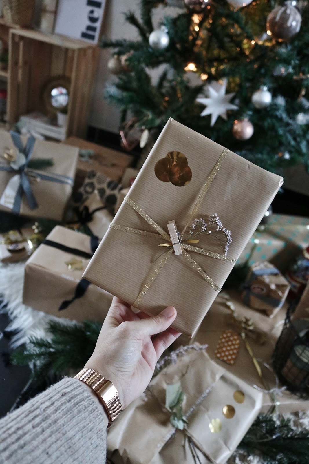 pauline-dress-besancon-noel-emballages-cadeaux-gift-christmas-2017-2018-kraft-nature-sapin-panier-garni-ruban-decore-etoile-dore-or-action-hema