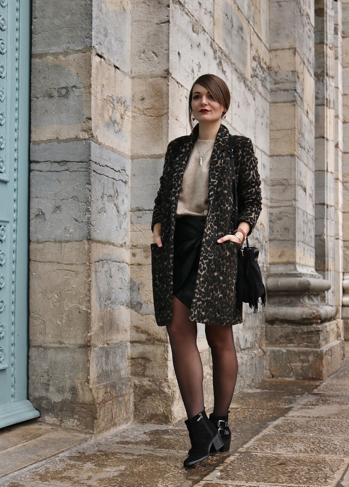 pauline-dress-blog-mode-besancon-deco-lifestyle-manteau-leopard-hiver-look-tenue-outfit-fashion-blogger-jupe-similicuir-nouee-mango-pull-sandro-suite-341