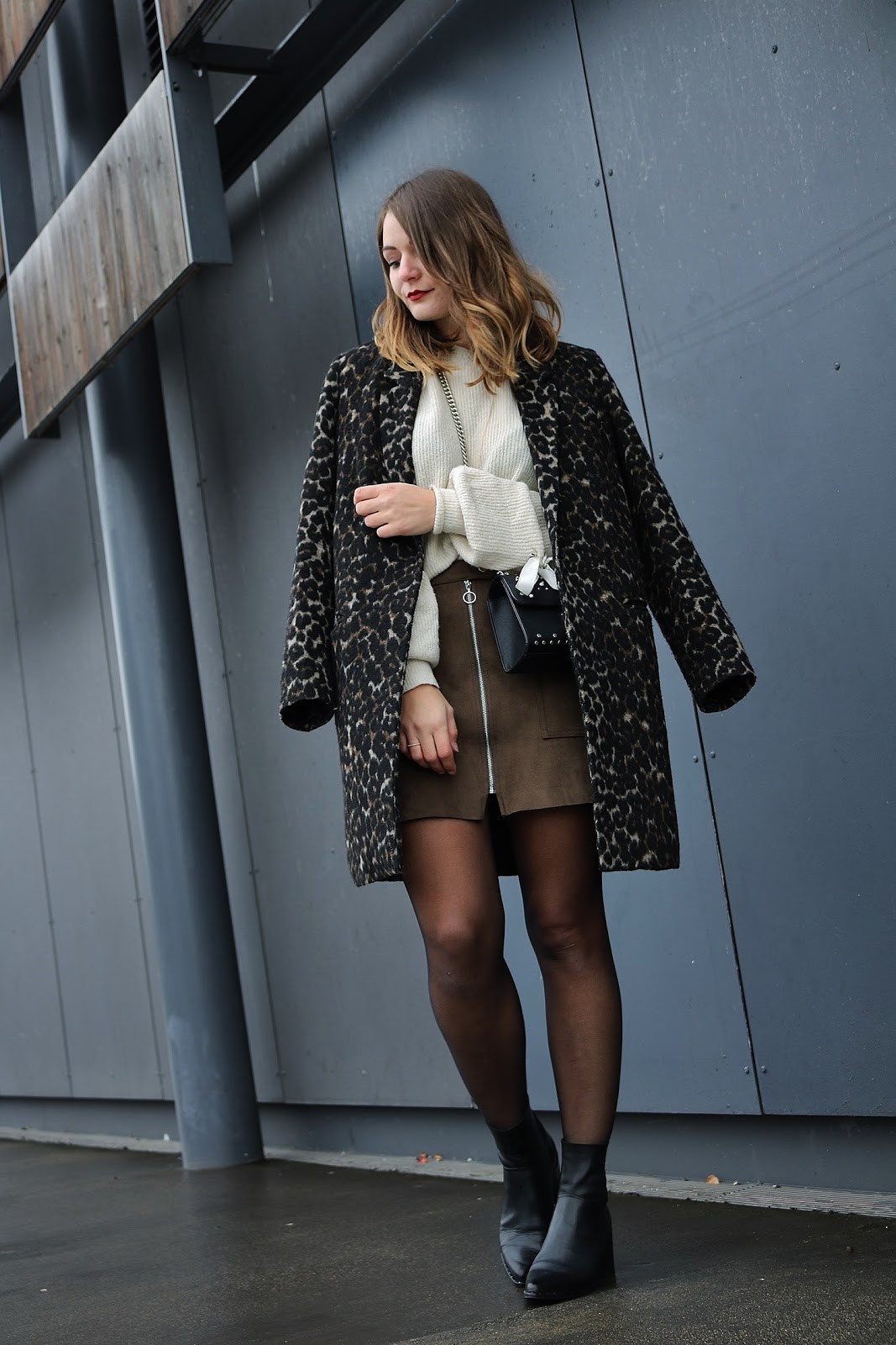 pauline-dress-blog-mode-deco-lifestyle-besancon-frac-cite-des-arts-jupe-kaki-outfit-look-tenue-du-jour-fille-manteau-leopard-leo-zip-kaki-pull-lace-up-sac-noir-perles