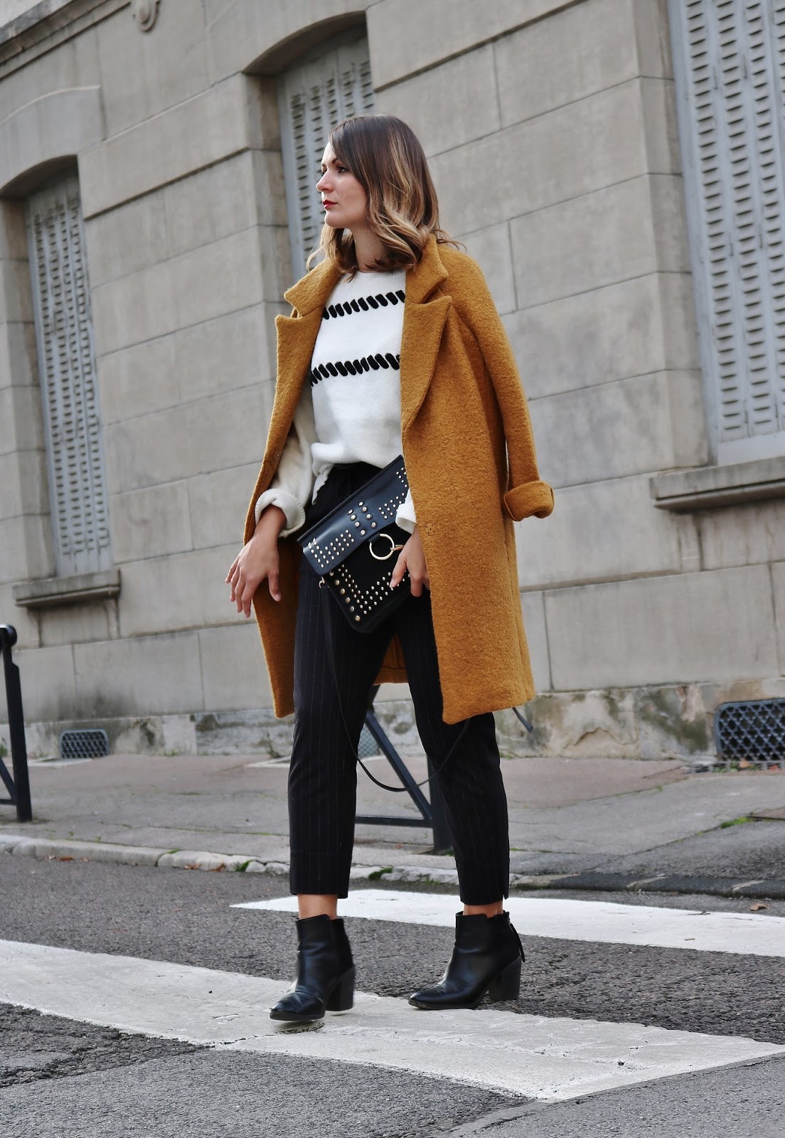 pauline-dress-blog-mode-tenue-en-manteau-moutarde-hiver-automne-2017-pull-jogger