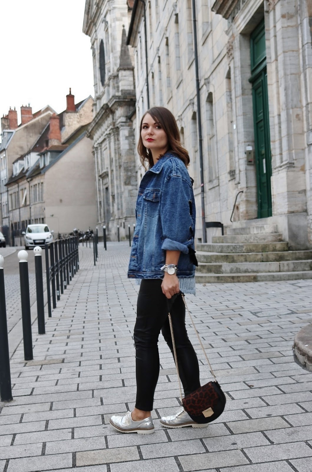 pauline-dress-tenue-look-besancon-veste-denim-lace-up-noir-tregging-chemise-rayee-sac-leo-marche-side