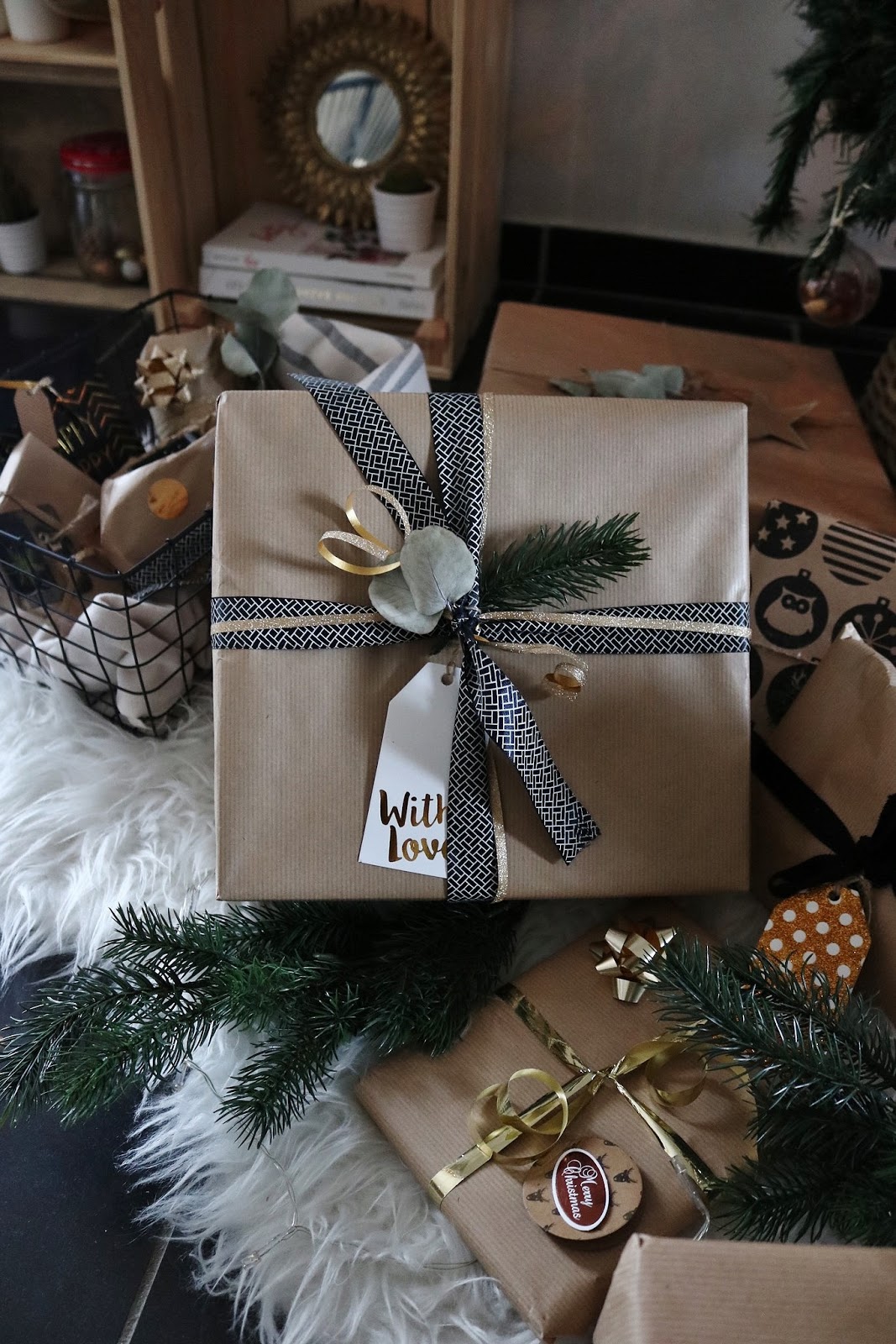 pauline-dress-besancon-noel-emballages-cadeaux-gift-christmas-2017-2018-kraft-nature-sapin-panier-garni-ruban-decore-etoile-dore-or-action-hema