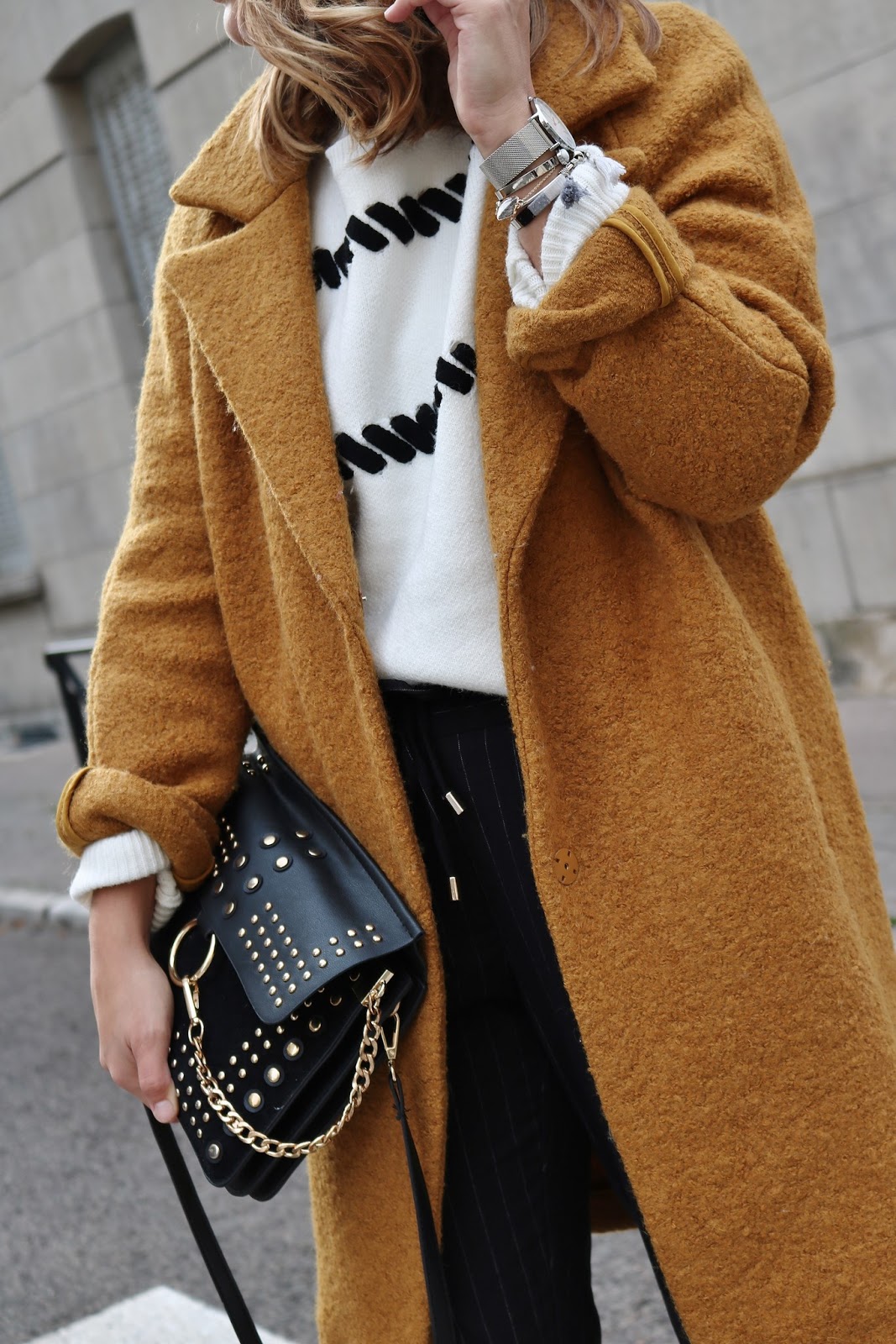 pauline-dress-blog-mode-tenue-en-manteau-moutarde-hiver-automne-2017-pull-jogger