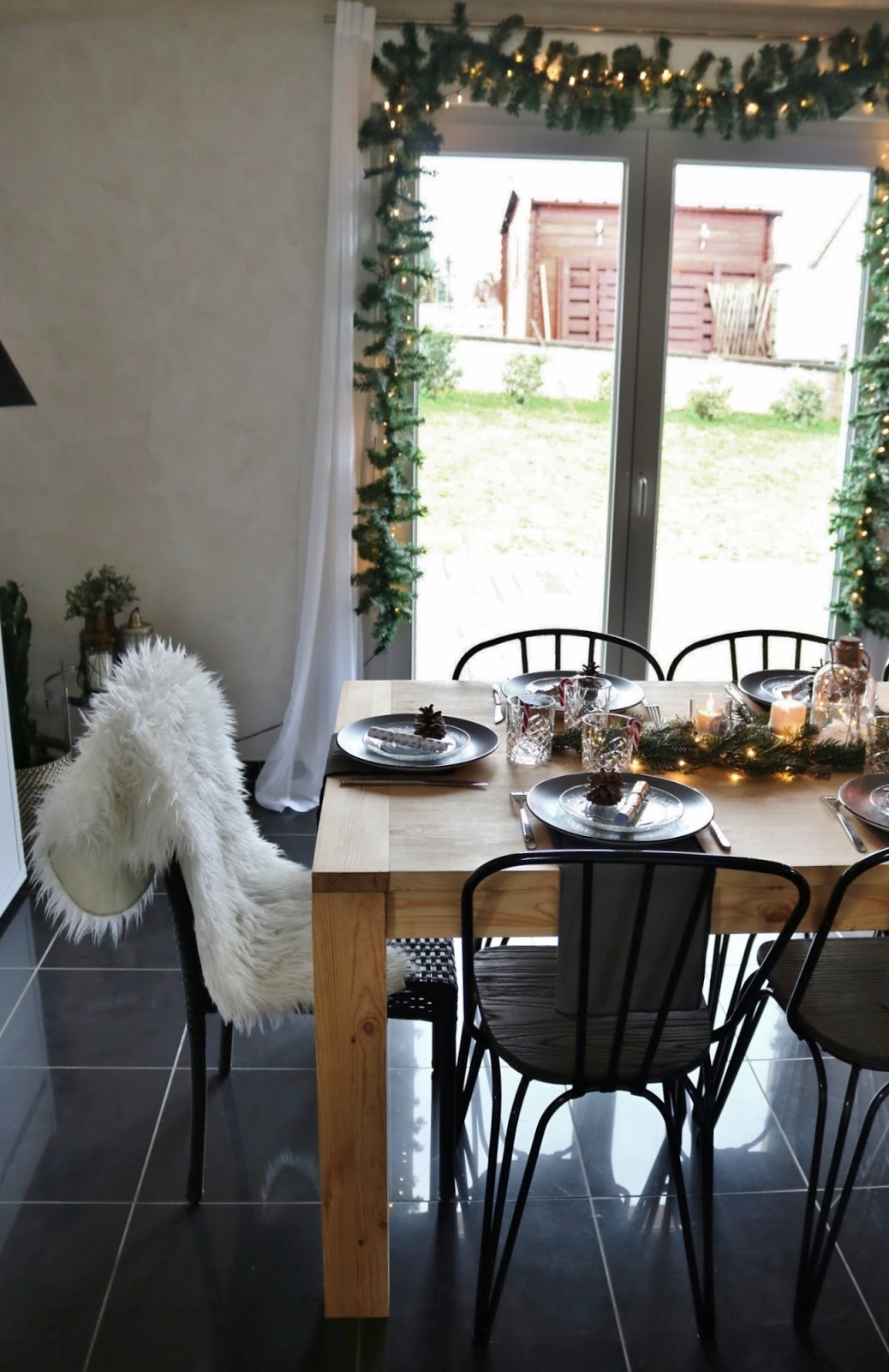 pauline-dress-table-de-noel-fetes-fin-d-annee-nouvel-an-nature-sapin-branches-cocooning-bois-tendance-pomme-de-pin-besancon