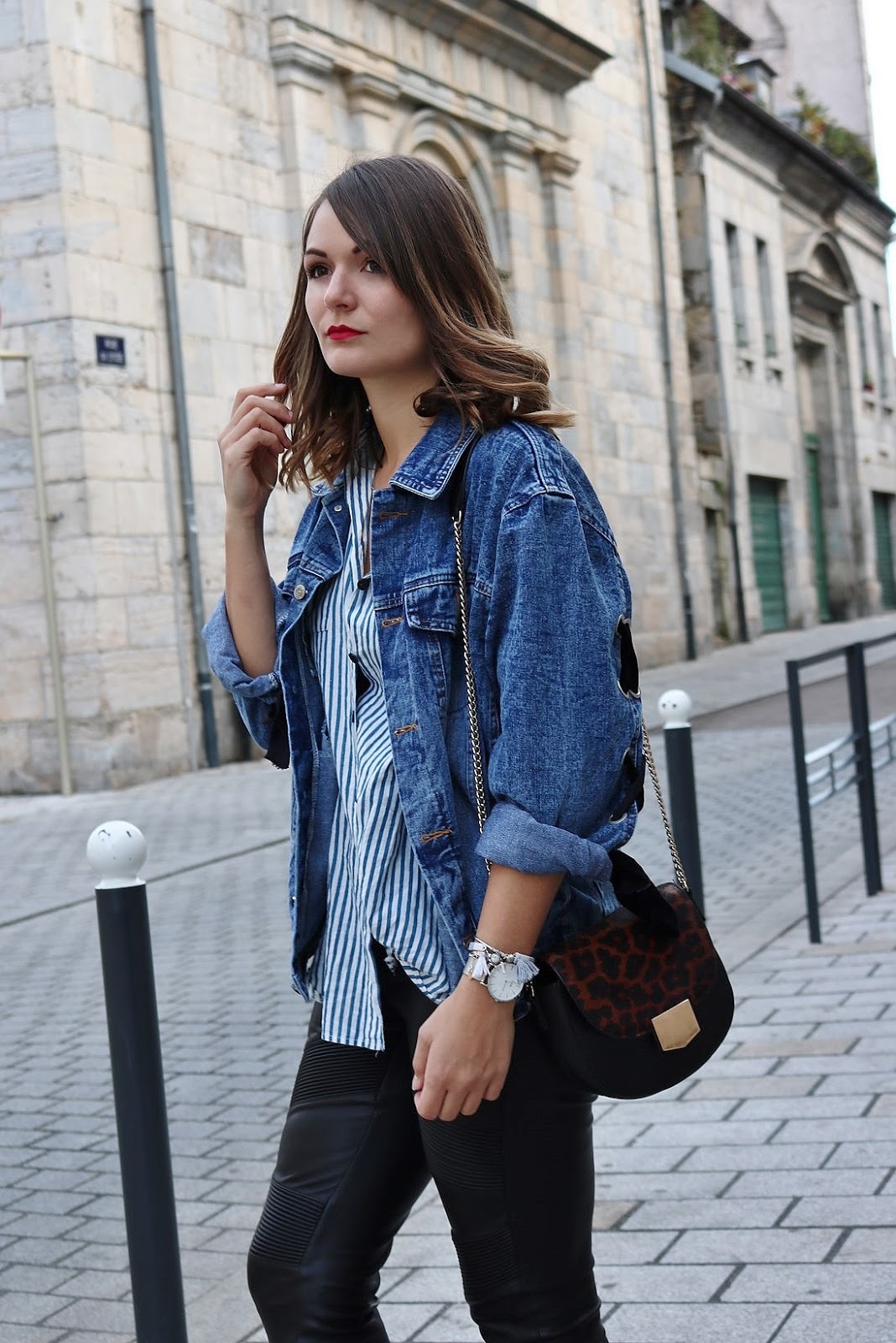 pauline-dress-tenue-look-besancon-veste-denim-lace-up-noir-tregging-chemise-rayee-sac-leo-zoom-hair