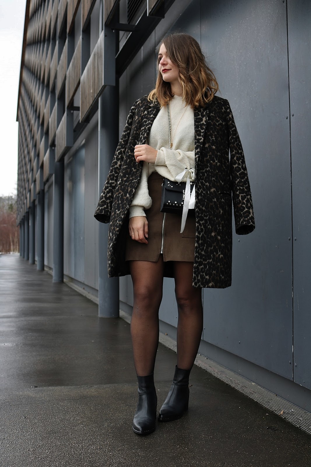 pauline-dress-blog-mode-deco-lifestyle-besancon-frac-cite-des-arts-jupe-kaki-outfit-look-tenue-du-jour-fille-manteau-leopard-leo-zip-kaki-pull-lace-up-sac-noir-perles