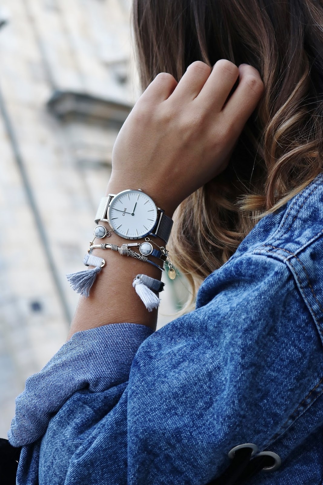 pauline-dress-tenue-look-besancon-veste-denim-lace-up-noir-tregging-chemise-rayee-sac-leo-zoom-gros-plan-montre-cluse