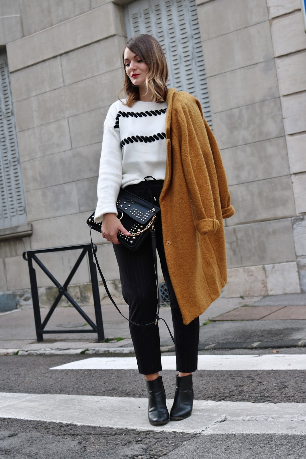 pauline-dress-blog-mode-tenue-en-manteau-moutarde-hiver-automne-2017-pull-jogger