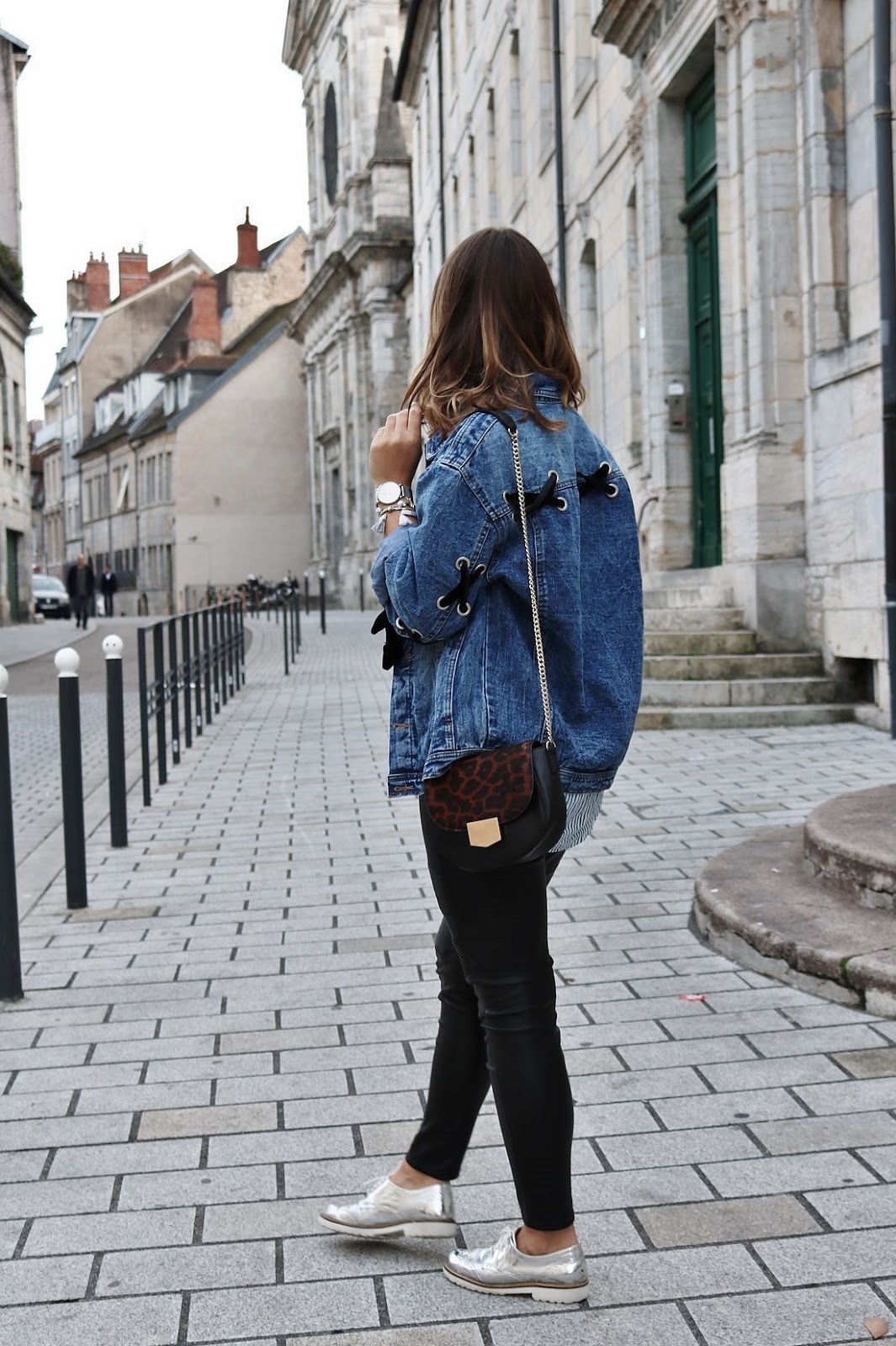 pauline-dress-tenue-look-besancon-veste-denim-lace-up-noir-tregging-chemise-rayee-sac-leo-plan-pied-plain
