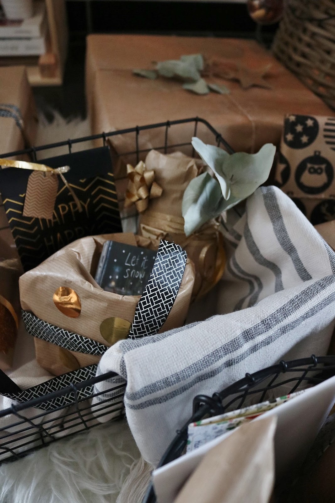 pauline-dress-besancon-noel-emballages-cadeaux-gift-christmas-2017-2018-kraft-nature-sapin-panier-garni-ruban-decore-etoile-dore-or-action-hema