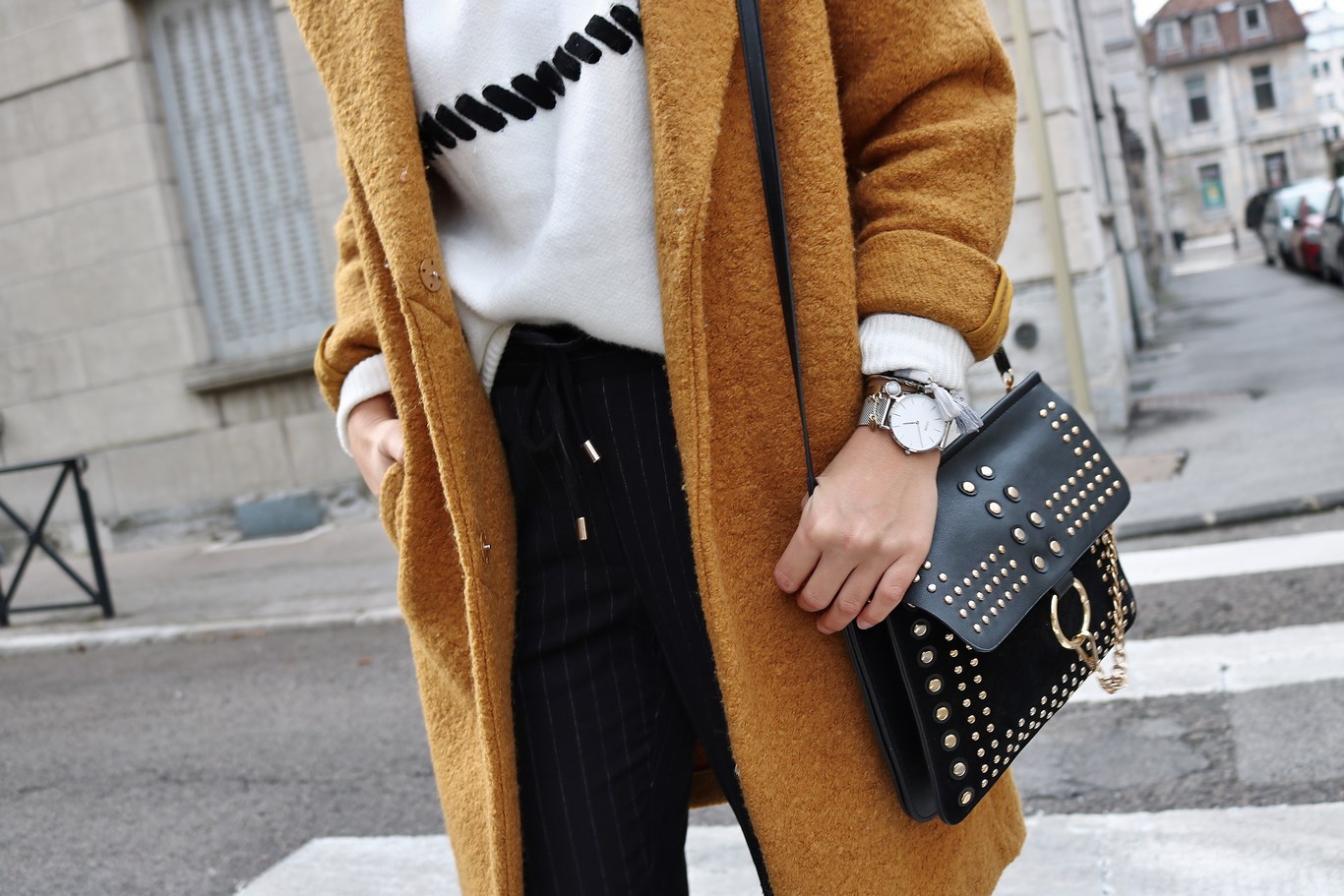 pauline-dress-blog-mode-tenue-en-manteau-moutarde-hiver-automne-2017-pull-jogger