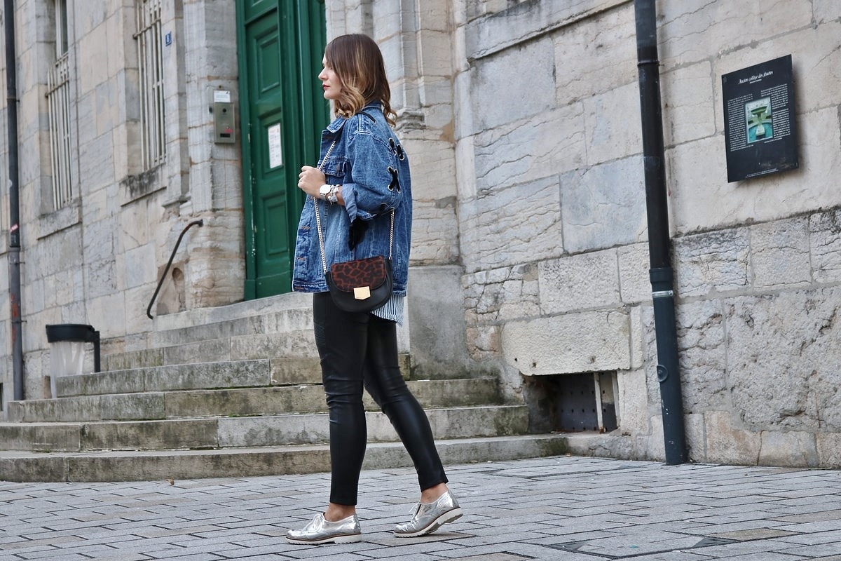 pauline-dress-tenue-look-besancon-veste-denim-lace-up-noir-tregging-chemise-rayee-sac-leo-marche-walk