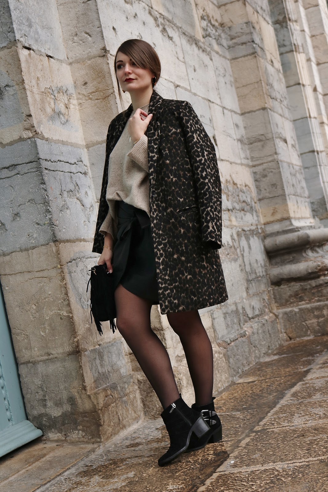 pauline-dress-blog-mode-besancon-deco-lifestyle-manteau-leopard-hiver-look-tenue-outfit-fashion-blogger-jupe-similicuir-nouee-mango-pull-sandro-suite-341