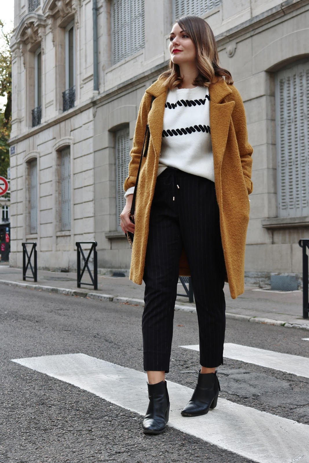 pauline-dress-blog-mode-tenue-en-manteau-moutarde-hiver-automne-2017-pull-jogger