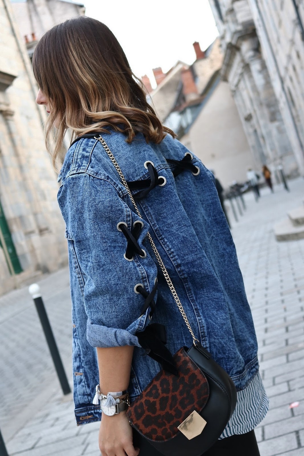 pauline-dress-tenue-look-besancon-veste-denim-lace-up-noir-tregging-chemise-rayee-sac-leo-zoom-side-hair