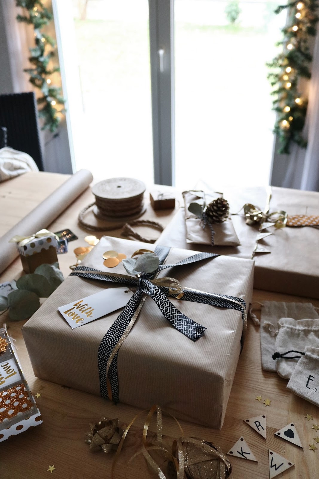 pauline-dress-besancon-noel-emballages-cadeaux-gift-christmas-2017-2018-kraft-nature-sapin-panier-garni-ruban-decore-etoile-dore-or-action-hema