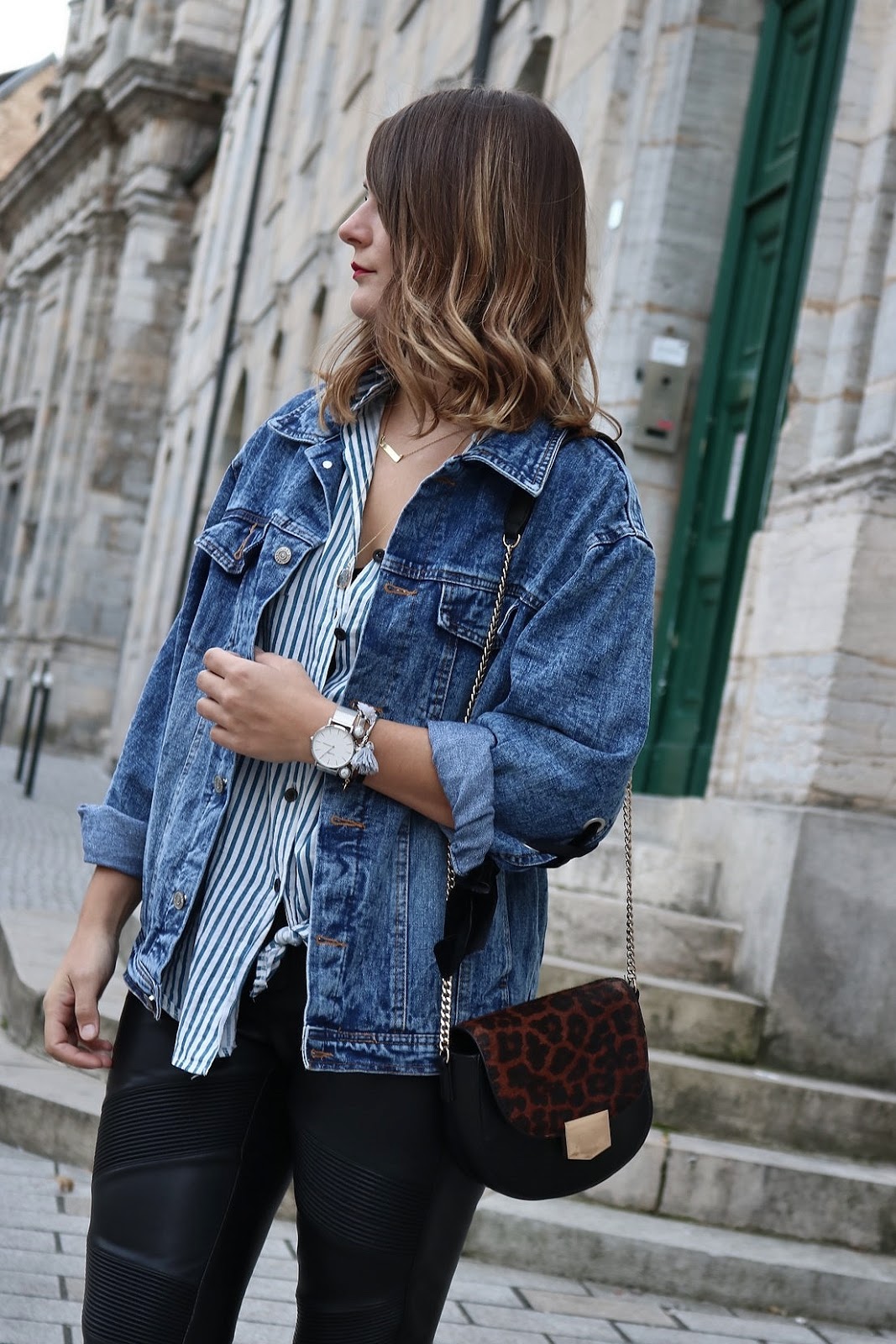 pauline-dress-tenue-look-besancon-veste-denim-lace-up-noir-tregging-chemise-rayee-sac-leo-zoom-last
