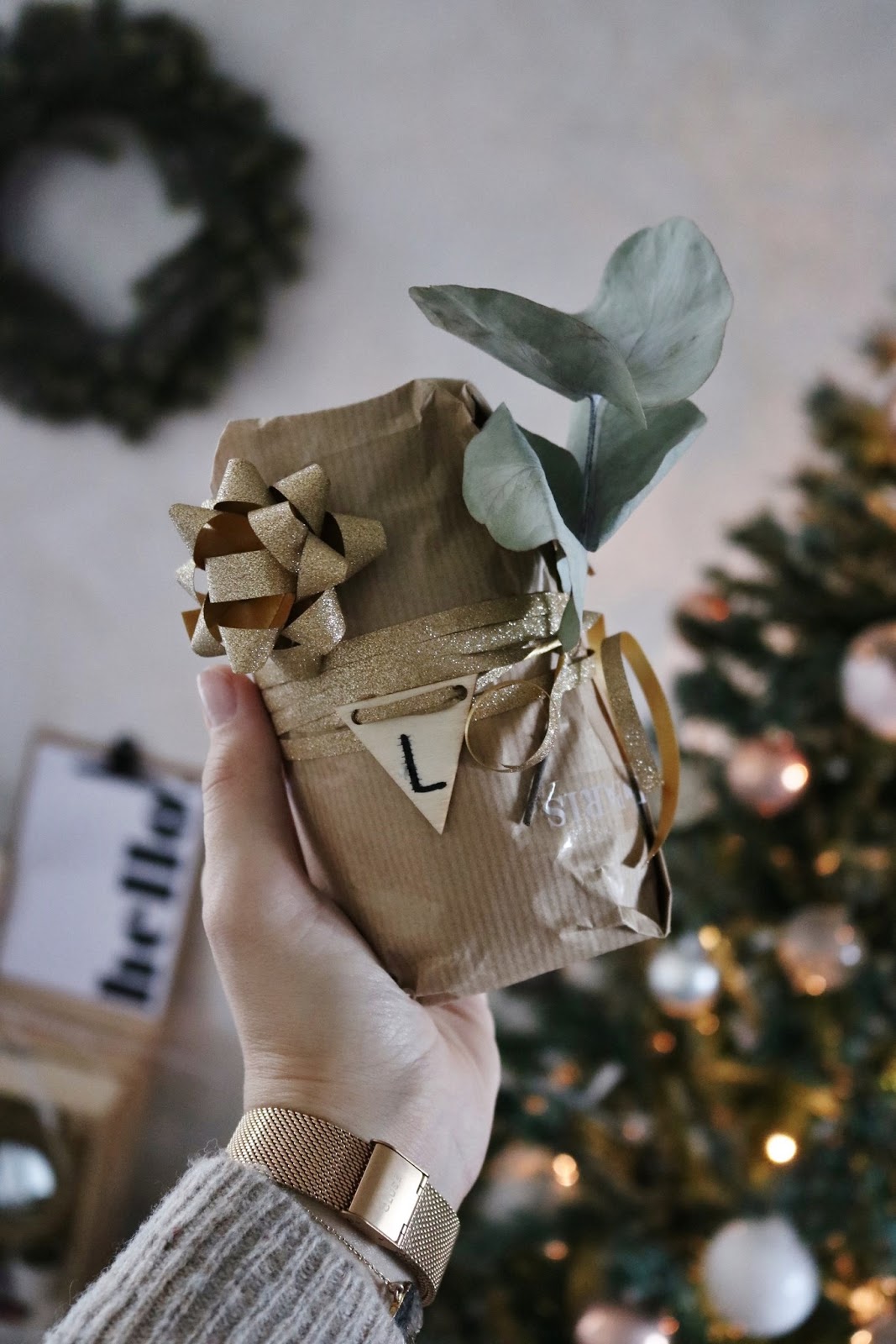 pauline-dress-besancon-noel-emballages-cadeaux-gift-christmas-2017-2018-kraft-nature-sapin-panier-garni-ruban-decore-etoile-dore-or-action-hema