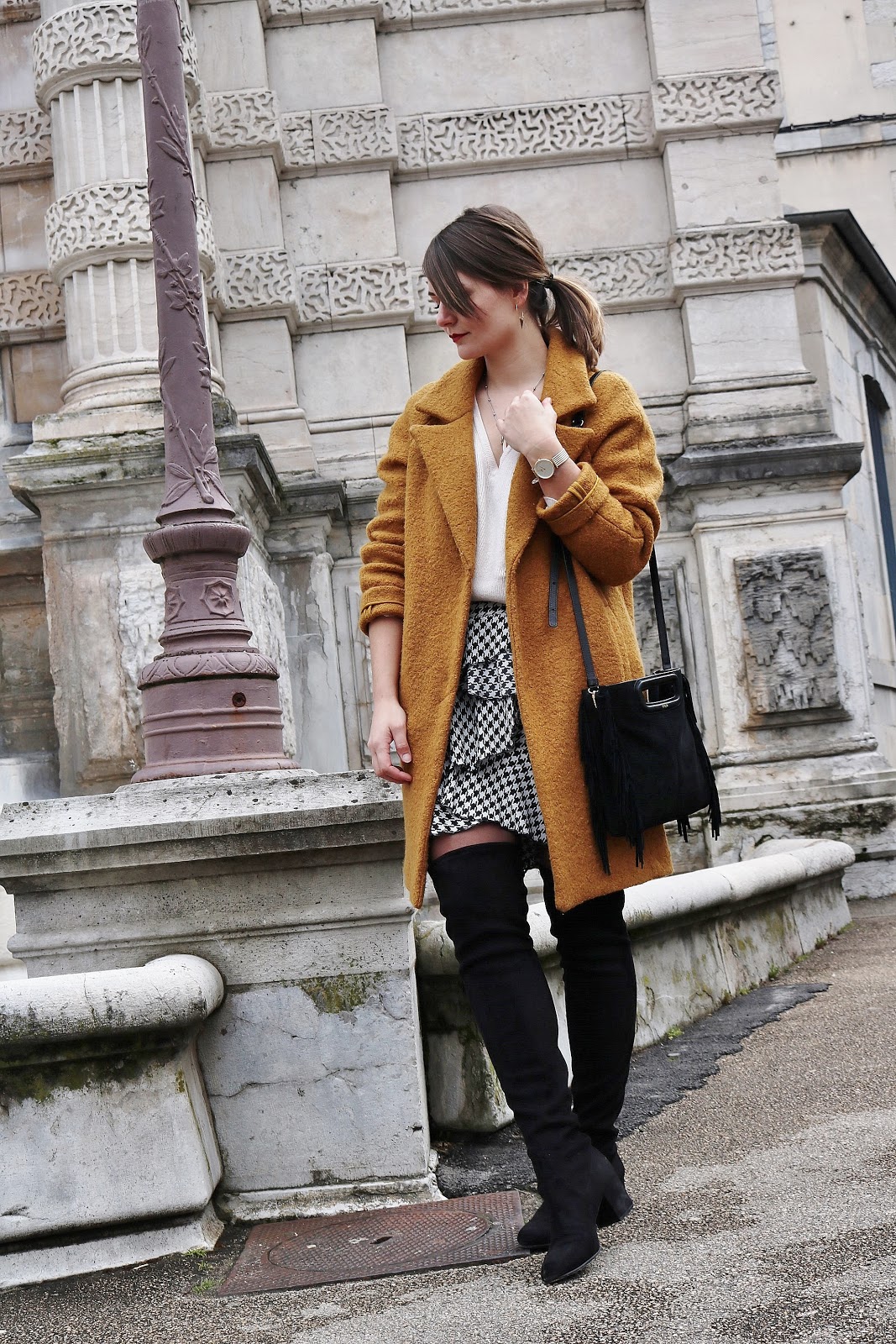 pauline-dress-moyne-blog-mode-deco-lifestyle-besancon-outfit-tenue-look-jaune-moutarde-2018-promod-maje-m-sac-noir-jupe-pied-de-poule-imprimee-blogueuse-volants-pull-col-v-cosy-prettywire-cuissardes-noires-suedine