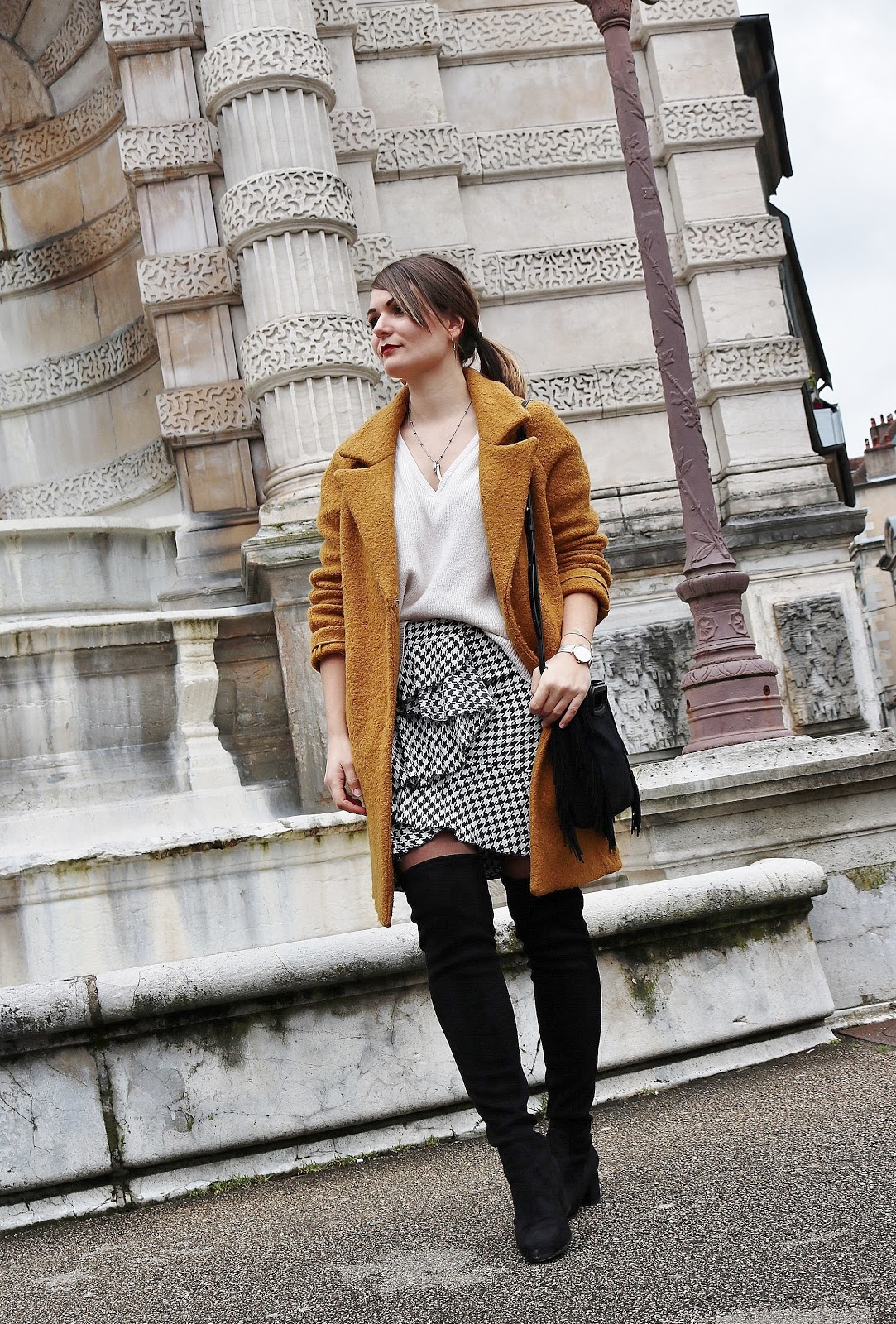 pauline-dress-moyne-blog-mode-deco-lifestyle-besancon-outfit-tenue-look-jaune-moutarde-2018-promod-maje-m-sac-noir-jupe-pied-de-poule-imprimee-blogueuse-volants-pull-col-v-cosy-prettywire-cuissardes-noires-suedine