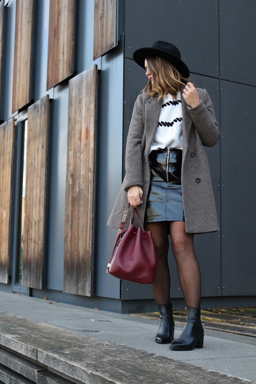 pauline-dress-look-besançon-mantea-marron-pull-blanc-beige-boucles-jupe-vinyle-bottines-jonak-sac-bordeaux