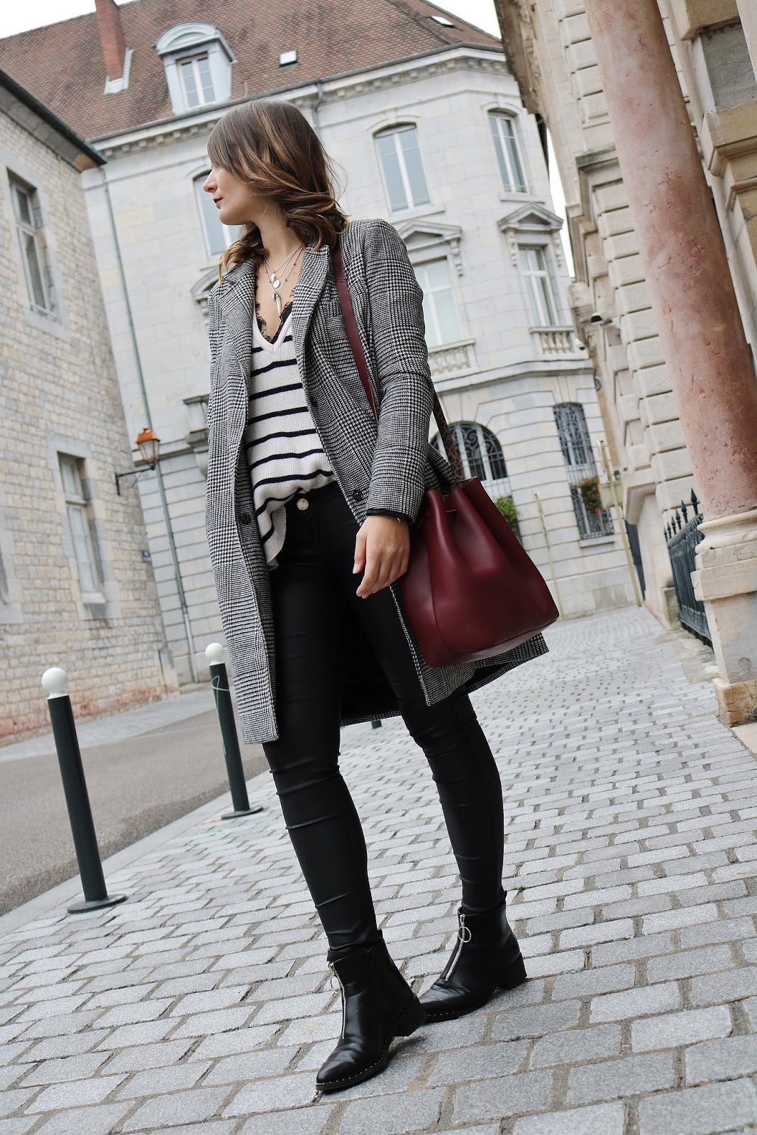pauline-dress-look-tenue-mode-outfit-manteau-long-prince-de-galles-besancon-simili-pull-maille-pretty-wire-sac-sezanne-paris