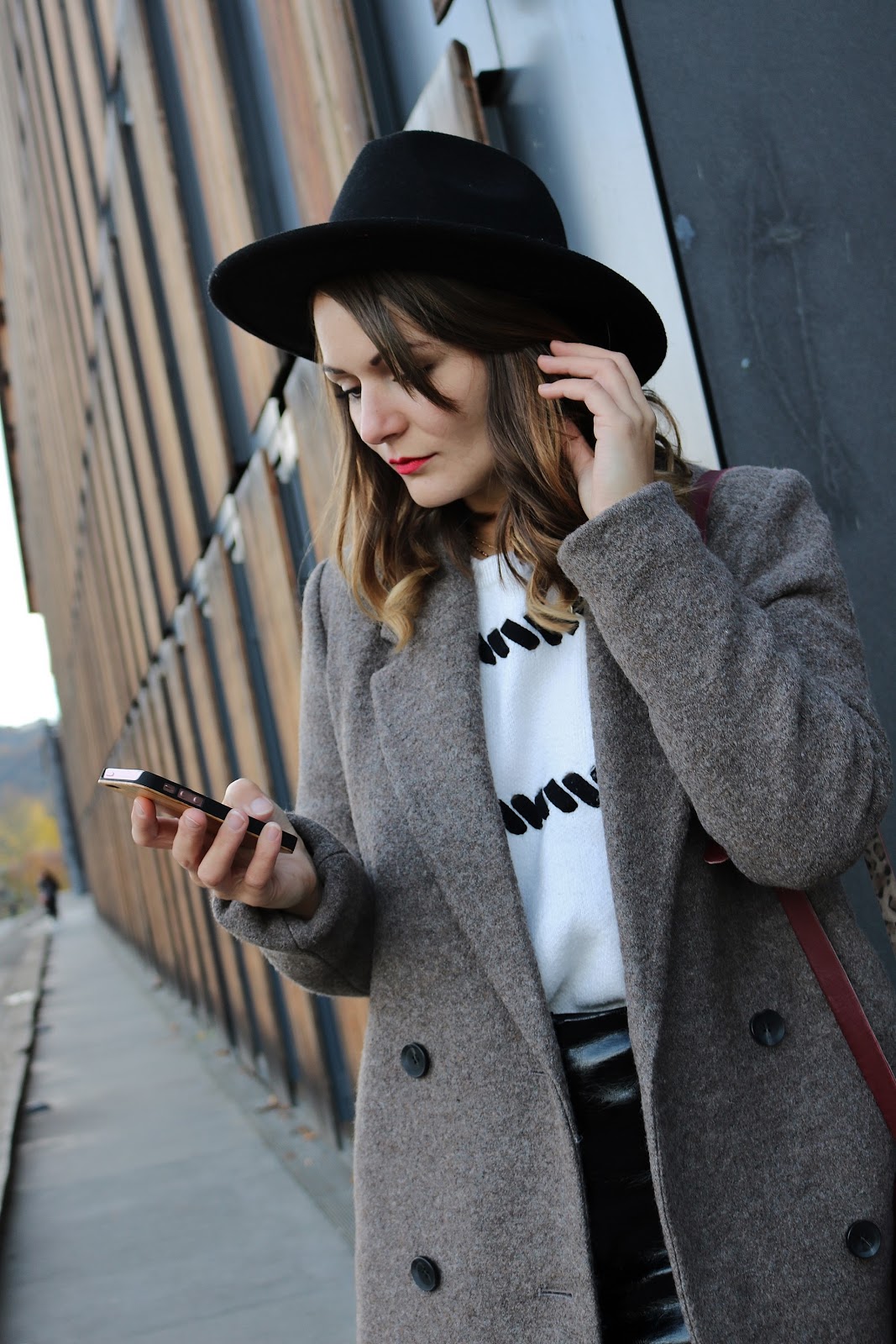 pauline-dress-look-besançon-mantea-marron-pull-blanc-beige-boucles-jupe-vinyle-bottines-jonak-sac-bordeaux