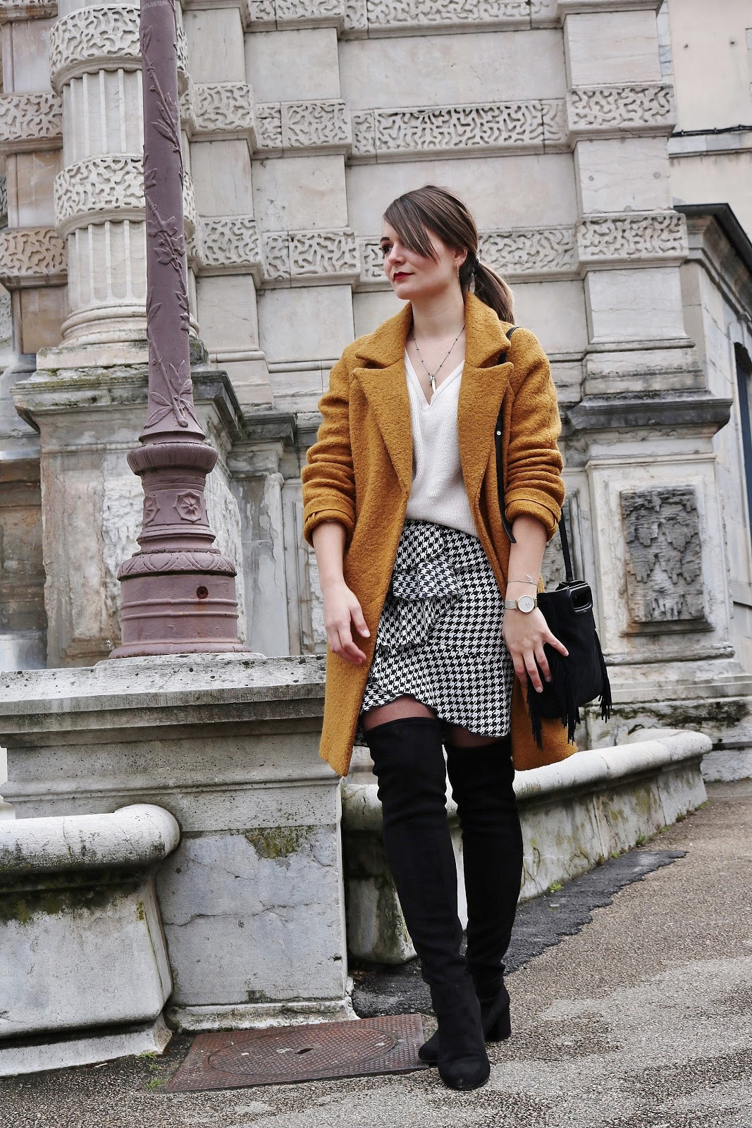 pauline-dress-moyne-blog-mode-deco-lifestyle-besancon-outfit-tenue-look-jaune-moutarde-2018-promod-maje-m-sac-noir-jupe-pied-de-poule-imprimee-blogueuse-volants-pull-col-v-cosy-prettywire-cuissardes-noires-suedine