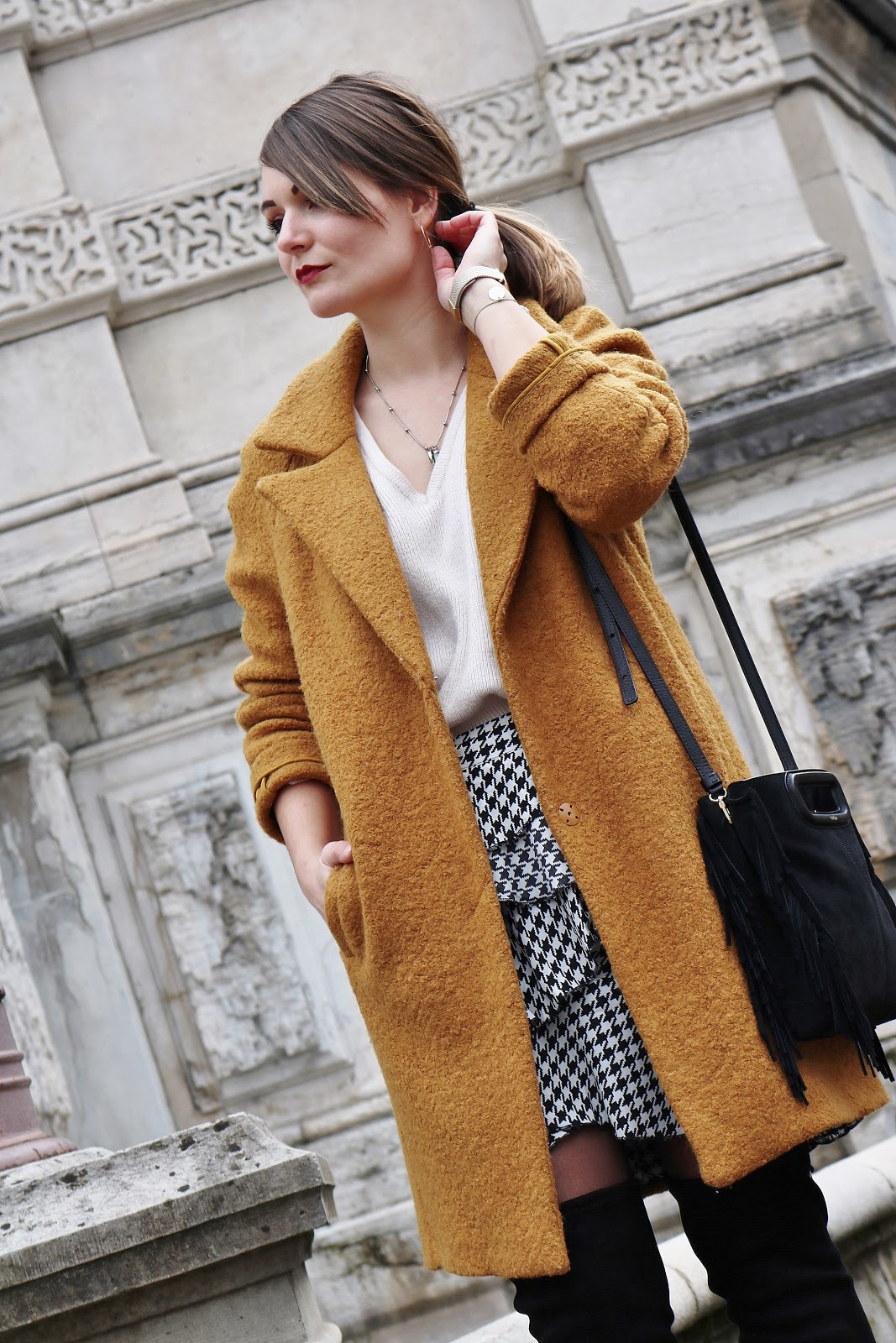 pauline-dress-moyne-blog-mode-deco-lifestyle-besancon-outfit-tenue-look-jaune-moutarde-2018-promod-maje-m-sac-noir-jupe-pied-de-poule-imprimee-blogueuse-volants-pull-col-v-cosy-prettywire-cuissardes-noires-suedine