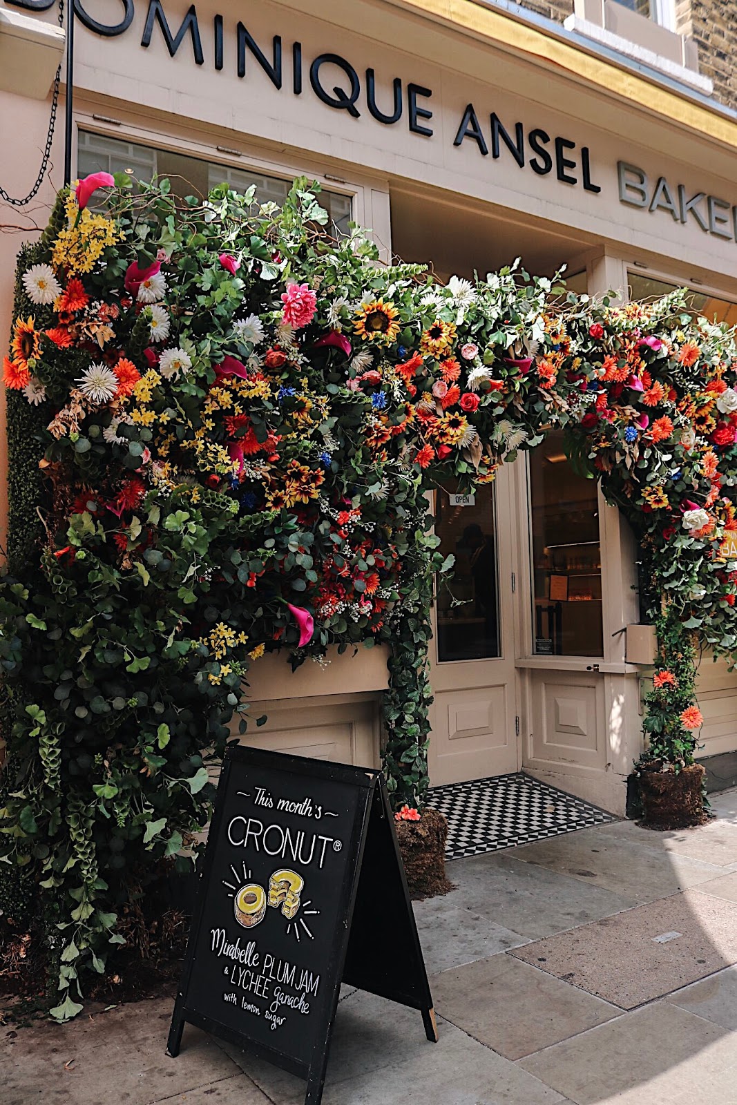 pauline-dress-blog-mode-deco-lifestyle-travel-voyage-europe-londres-angleterre-idees-visites-parcours-touristique-instagram-instagrammable-lieux-facade-fleurs-boutiques-