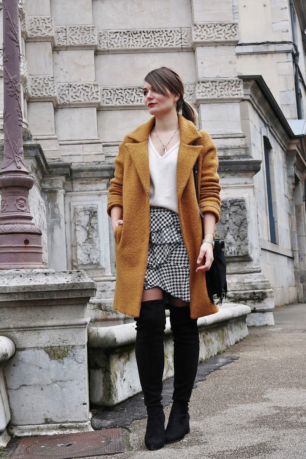 pauline-dress-moyne-blog-mode-deco-lifestyle-besancon-outfit-tenue-look-jaune-moutarde-2018-promod-maje-m-sac-noir-jupe-pied-de-poule-imprimee-blogueuse-volants-pull-col-v-cosy-prettywire-cuissardes-noires-suedine