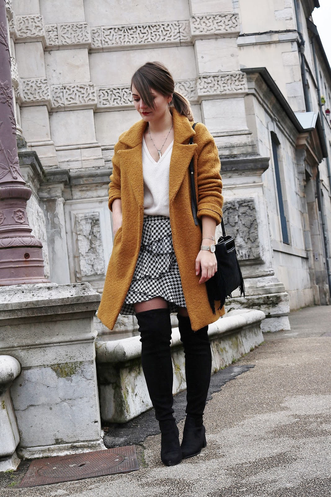 pauline-dress-moyne-blog-mode-deco-lifestyle-besancon-outfit-tenue-look-jaune-moutarde-2018-promod-maje-m-sac-noir-jupe-pied-de-poule-imprimee-blogueuse-volants-pull-col-v-cosy-prettywire-cuissardes-noires-suedine