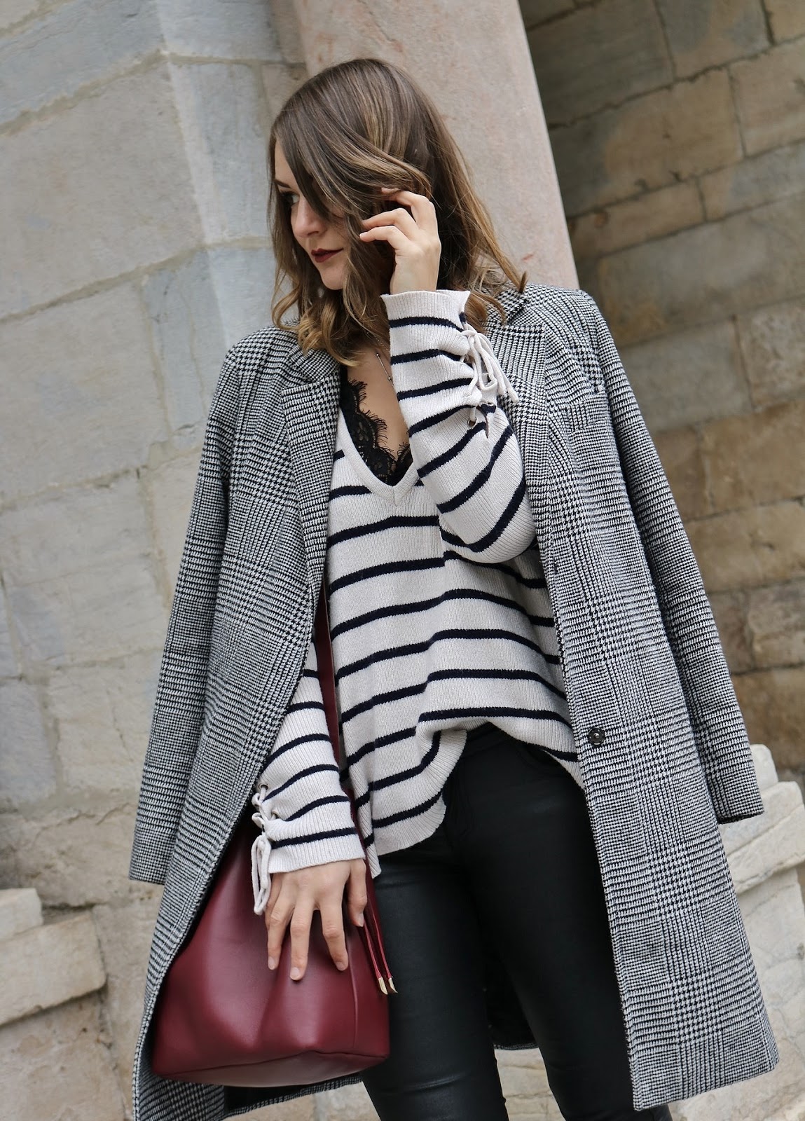pauline-dress-look-tenue-mode-outfit-manteau-long-prince-de-galles-besancon-simili-pull-maille-pretty-wire-sac-sezanne-paris
